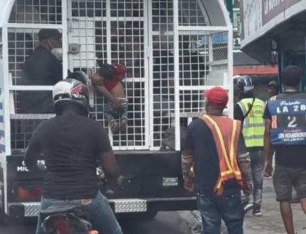 camión migración con niño