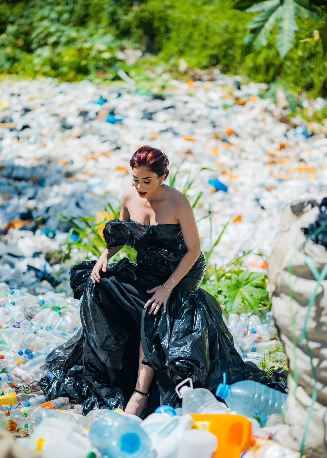 PRECANDIDATA A DIPUTADA FUERZA DEL PUEBLO, NORIBEL UCETA, UTILIZA VESTIDO DE MATERIALES RECICLABLES